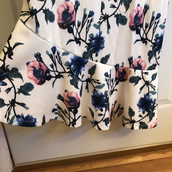 BNWOT Venus Floral Asymmetrical Ruffle Hem Large - Picture 6 of 6